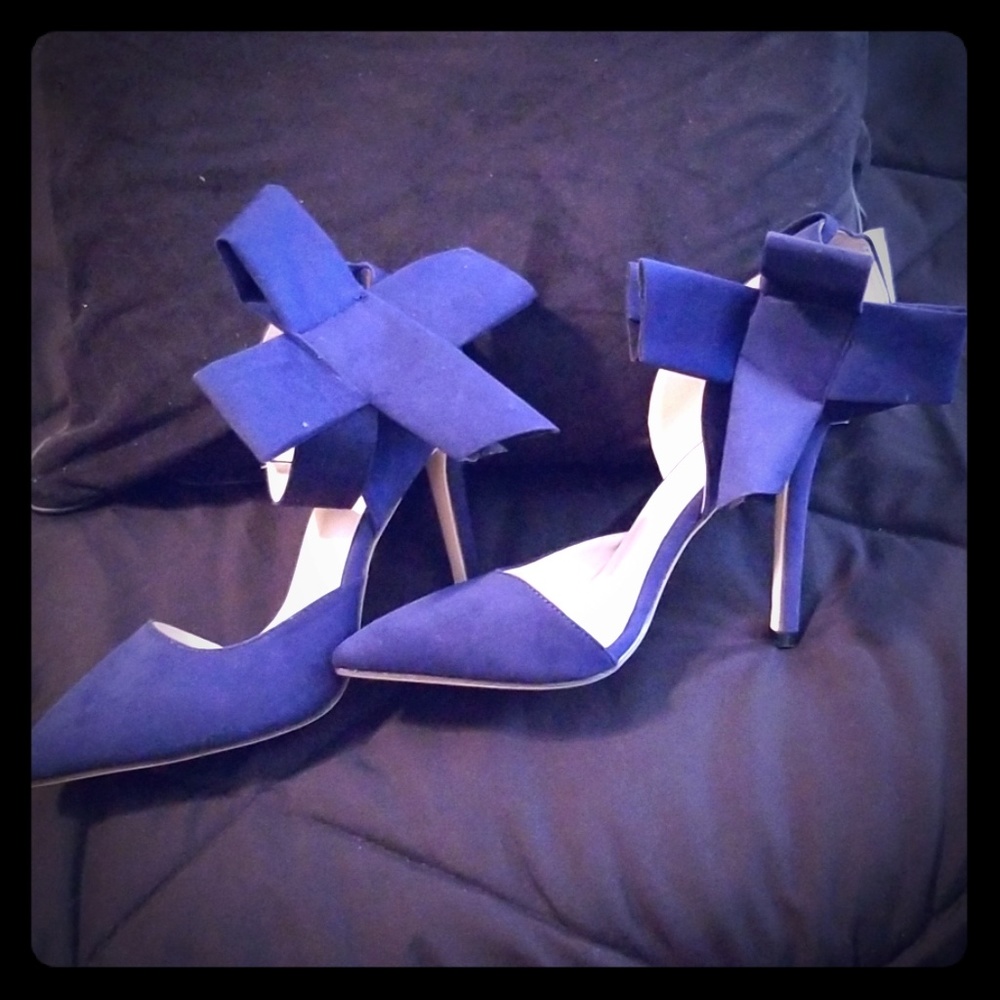 Size 8.5/9  Navy Blue heels